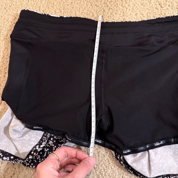 Lululemon Pace Rival skirt in the Chirakasu Alpine White/Chirasu Black - Picture 8 of 9